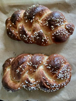 Selbstgebackene Hefezöpfe mit Hagelzucker – Traditionelles Rezept von famora-style
