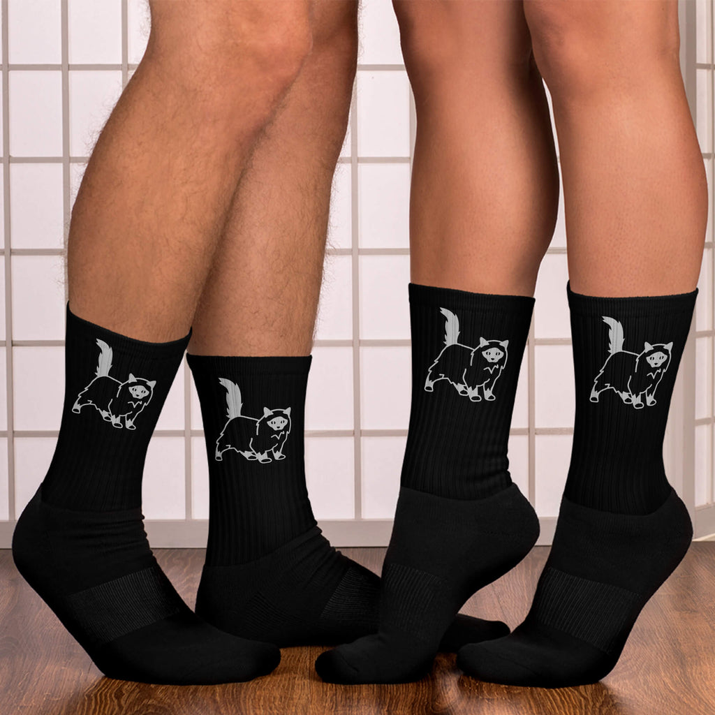 Bunte Socken – Paar trägt stylische Socken mit einzigartigem Design
