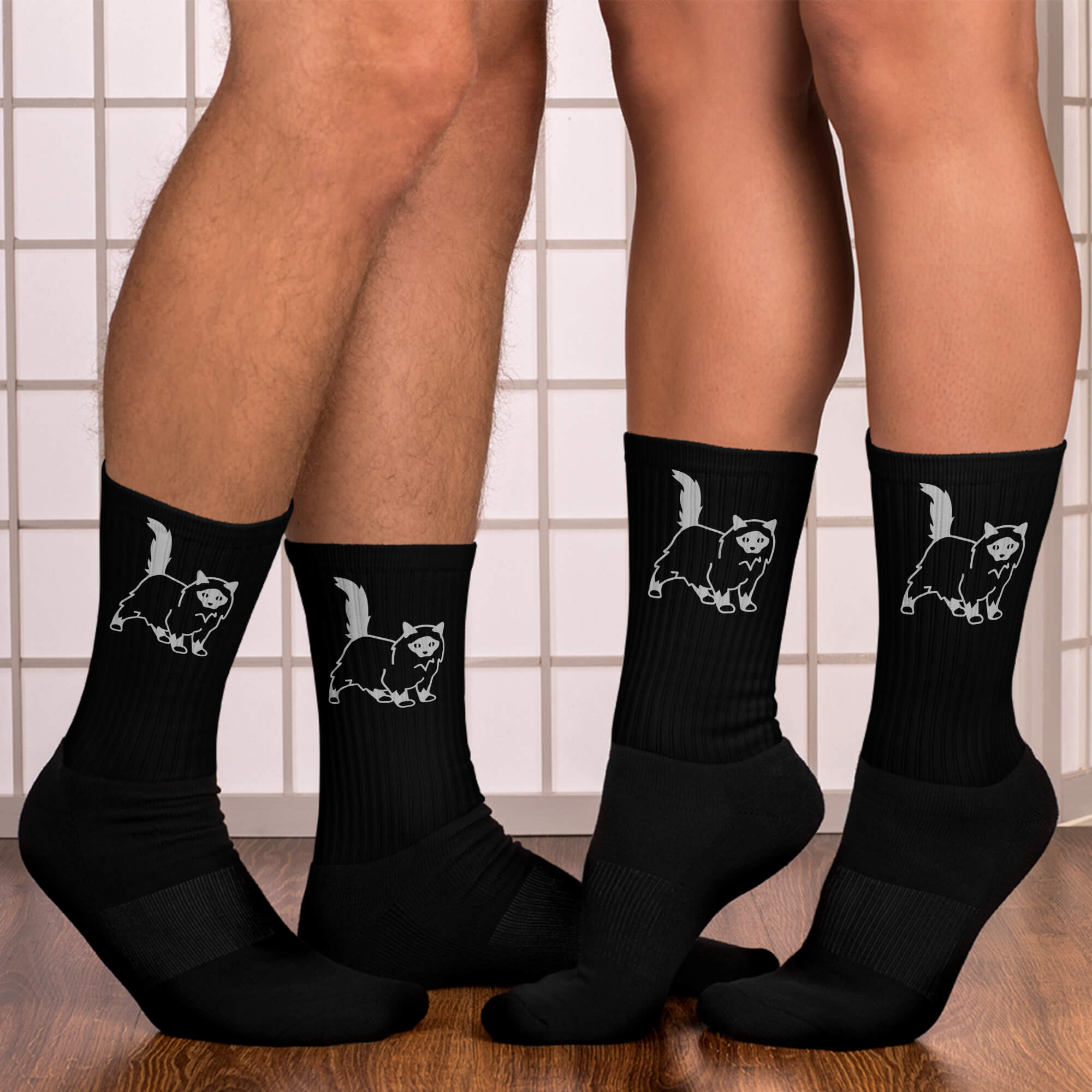 Bunte Socken – Paar trägt stylische Socken mit einzigartigem Design
