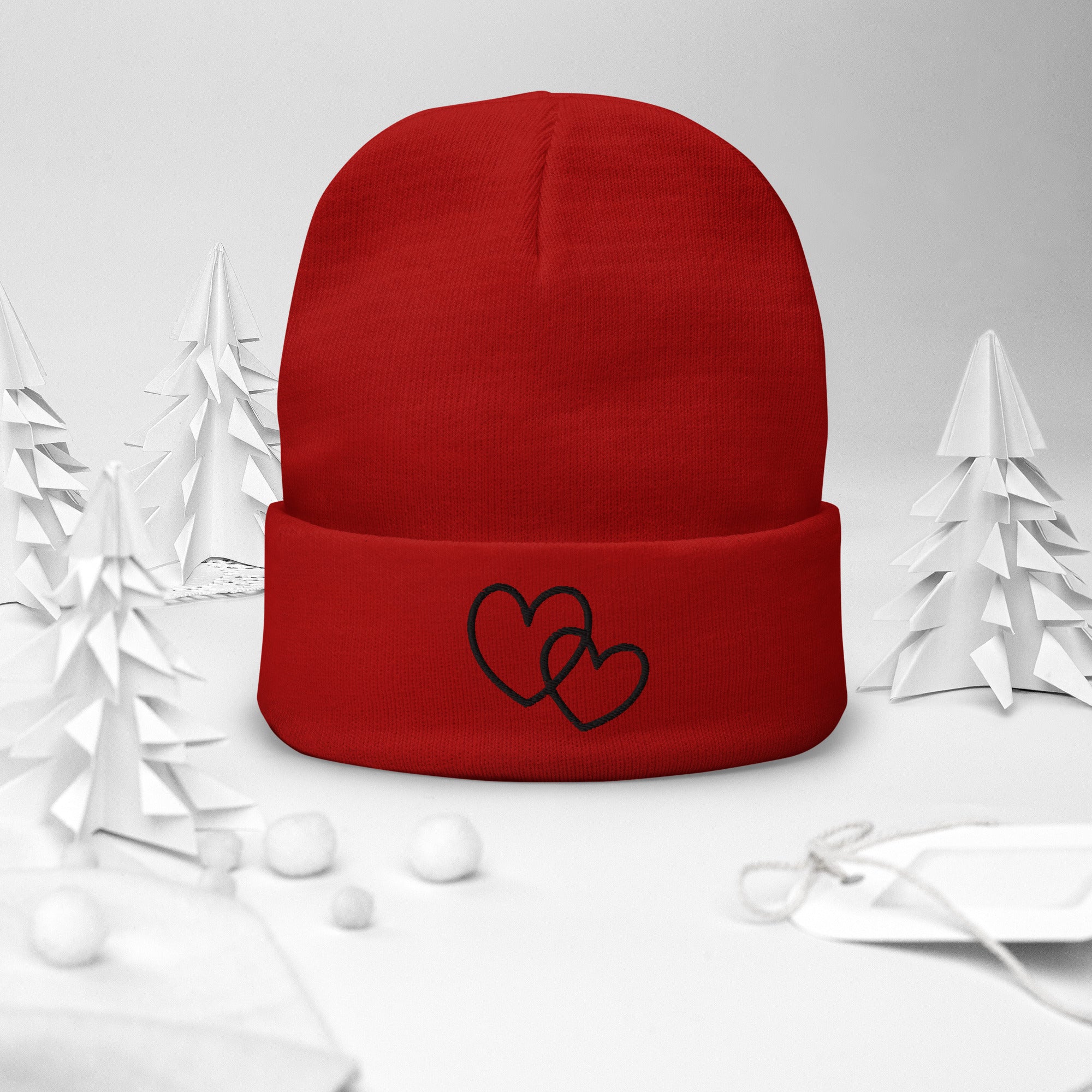 Kuschelige bestickte Beanie in Rot - Frontansicht mit individueller Stickerei für kalte Wintertage 