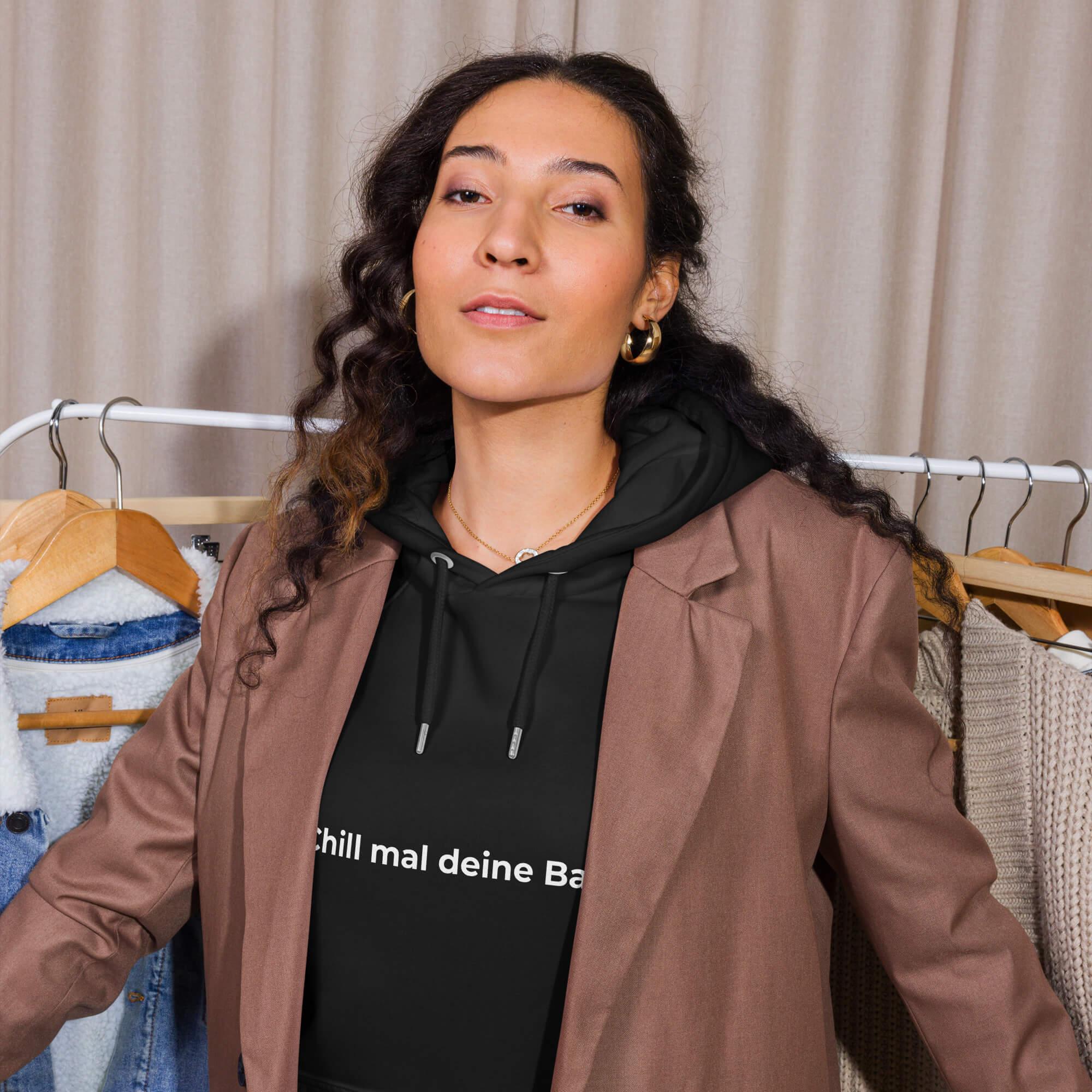 Schwarzer Unisex Bio-Raglan-Hoodie Vorderansicht - Nachhaltiger Hoodie aus Bio-Baumwolle 