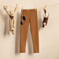Trendige Kinder-Leggins in Braun - Vorderansicht mit buntem All-Over-Print