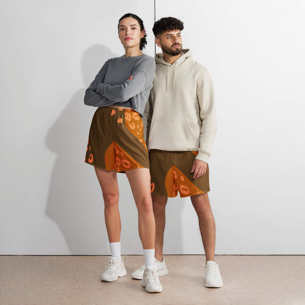 Lange Unisex Sport-Shorts mit Allover-Druck - Vorderansicht in Braun
