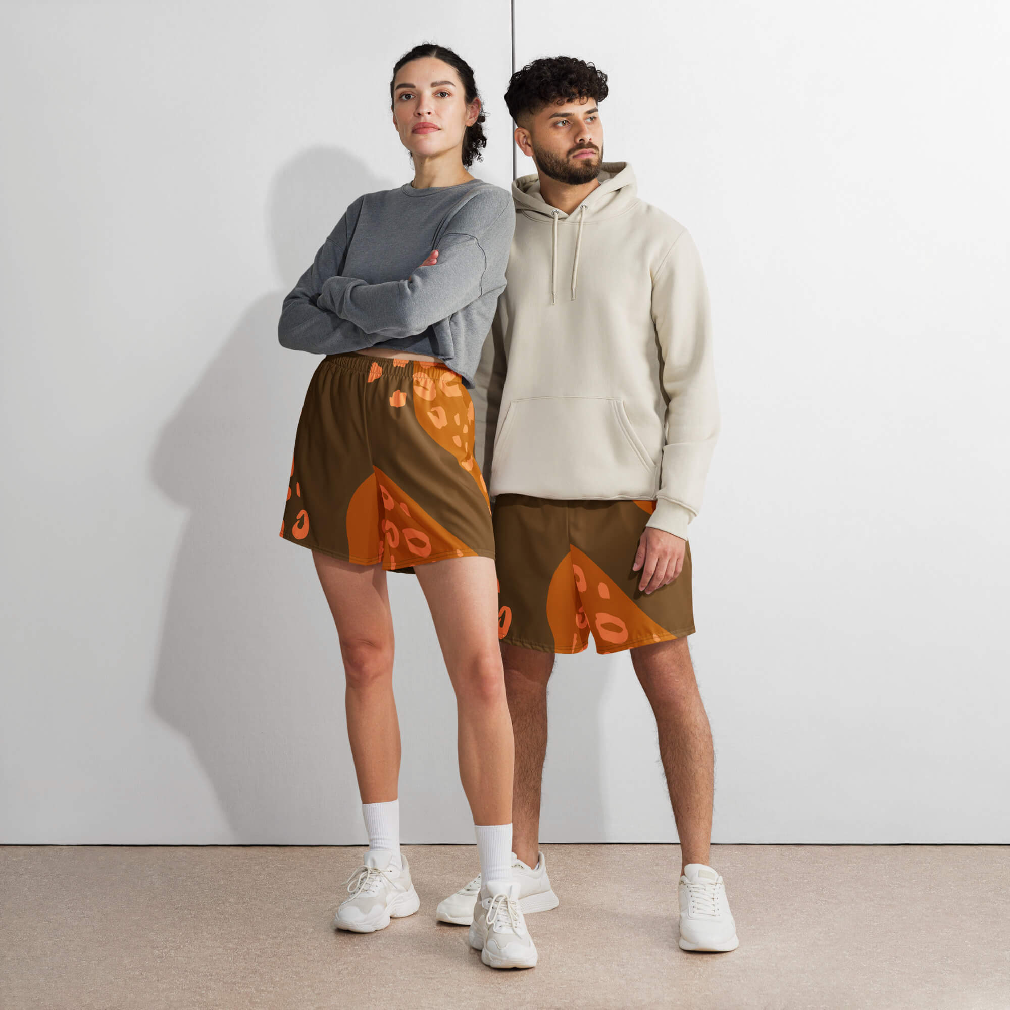 Lange Unisex Sport-Shorts mit Allover-Druck - Vorderansicht in Braun