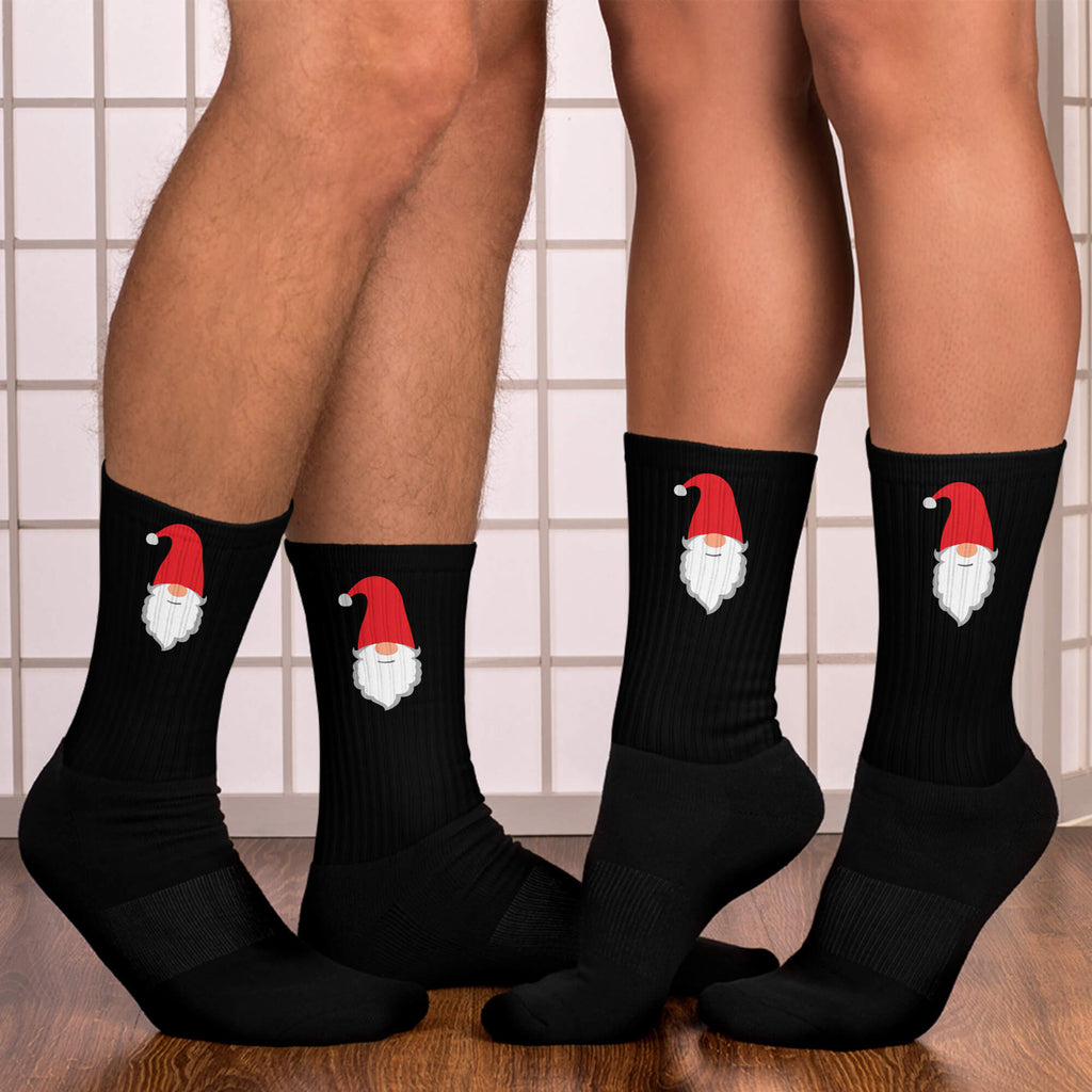 Wichtel-Socken Weihnachten - Paar trägt festliche Socken mit Wichtel-Motiv
