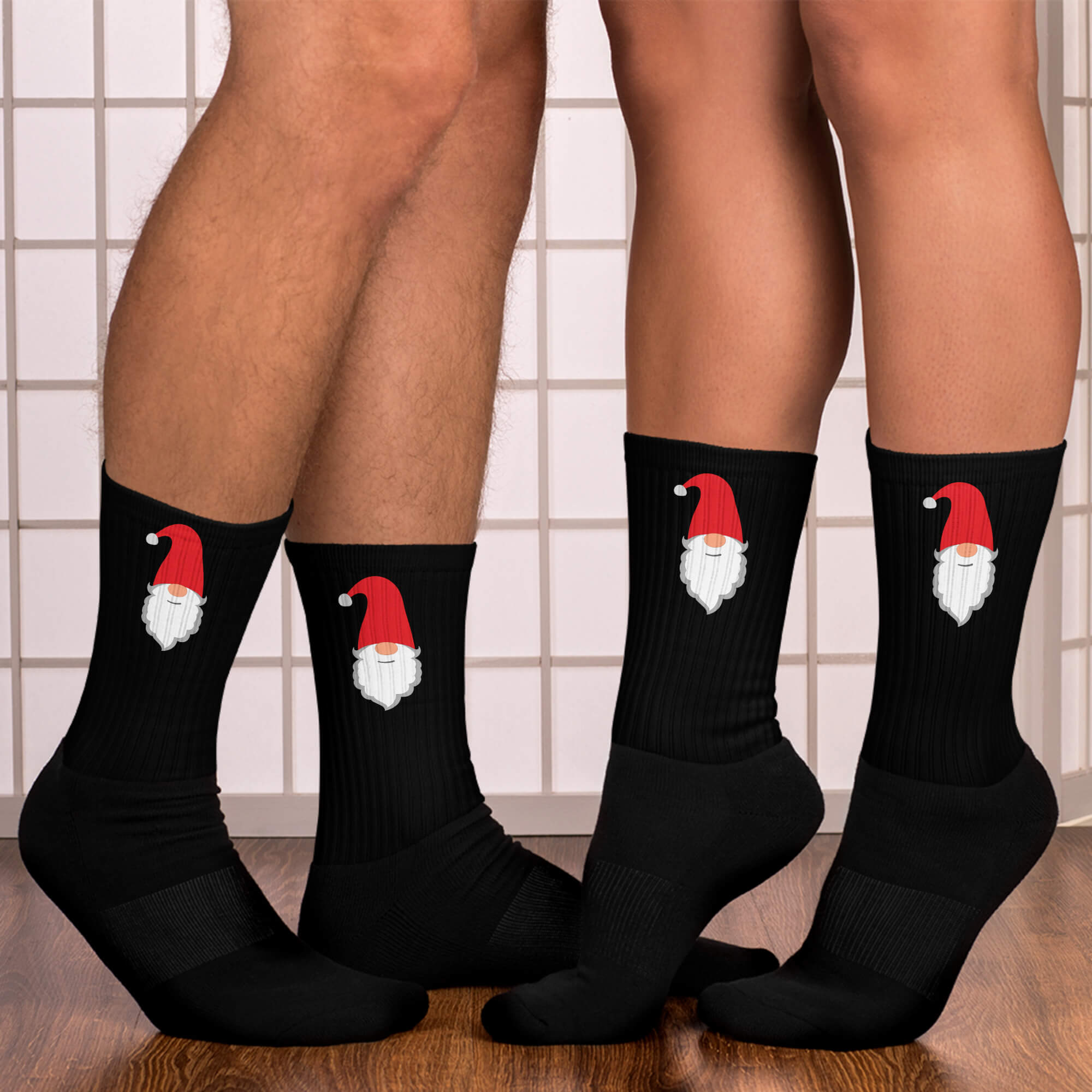 Wichtel-Socken Weihnachten - Paar trägt festliche Socken mit Wichtel-Motiv