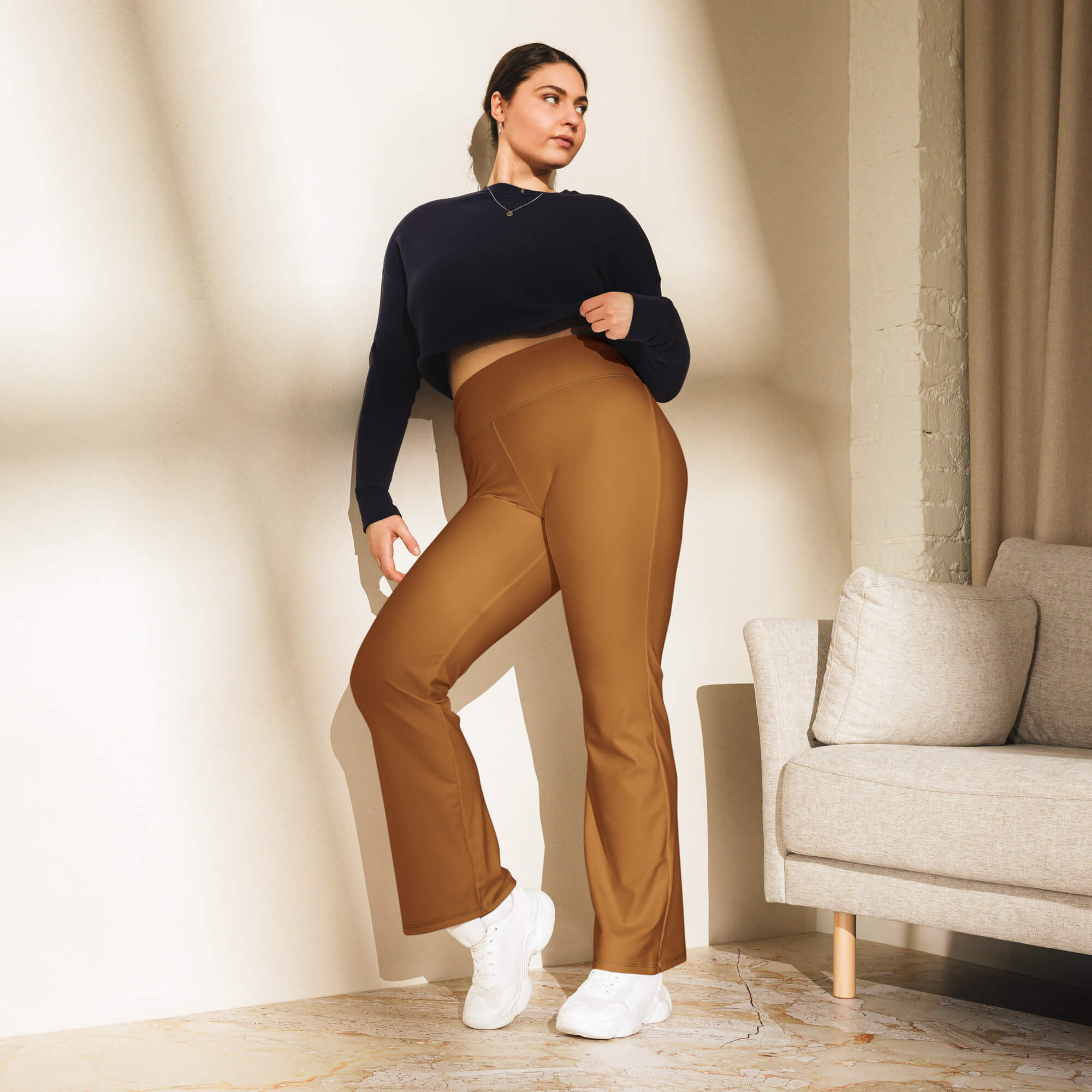 Braune Leggins mit Schlag - Vorderansicht im trendigen Retro-Style
