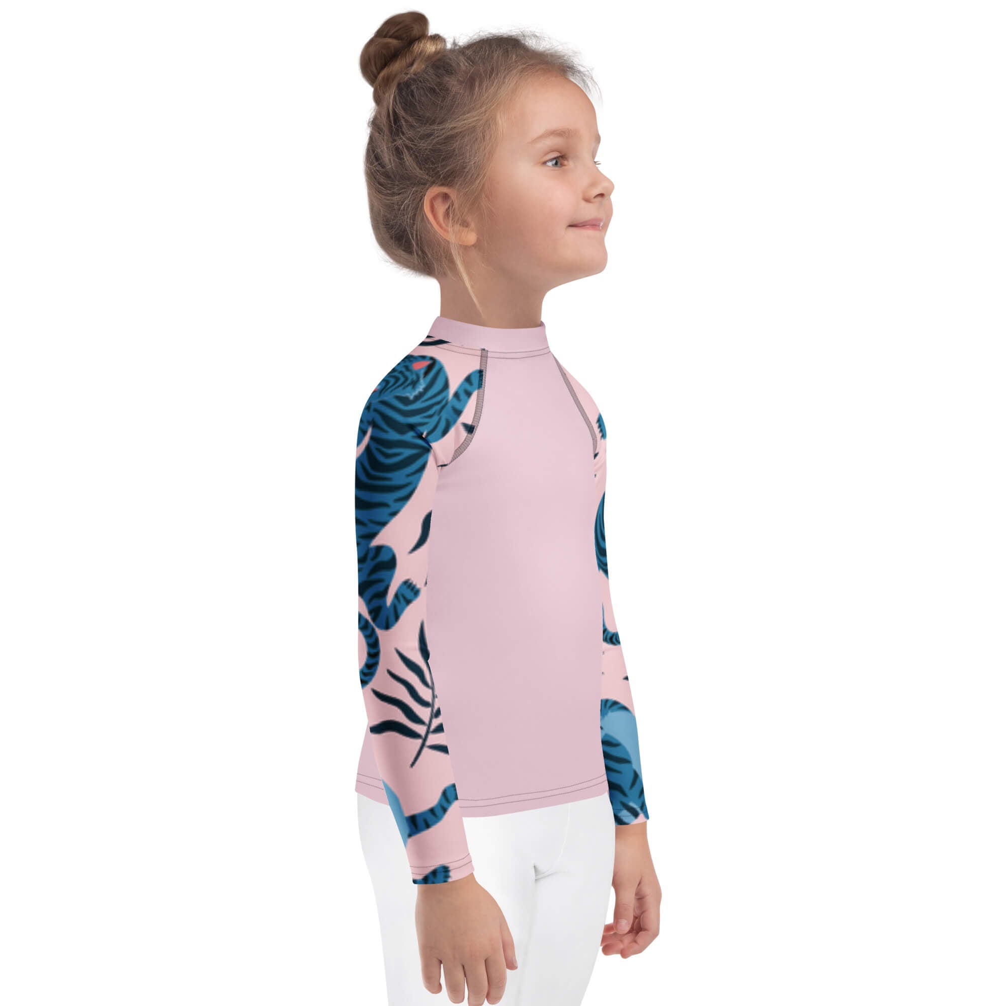 Kind trägt Langarm Rash-Guard Seitenansicht

