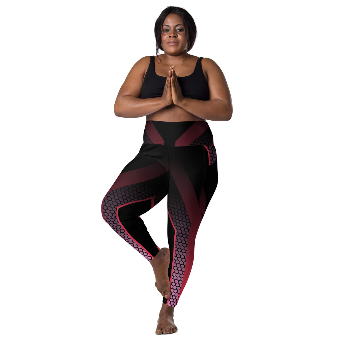 Model in der Yoga-Baumhaltung mit Leggings im schwarz-bordeaux-pinken Wabenmuster