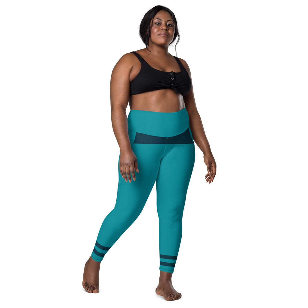 Model zeigt die türkisfarbenen High-Waist-Leggings mit dunkelblauen Akzenten von vorne.