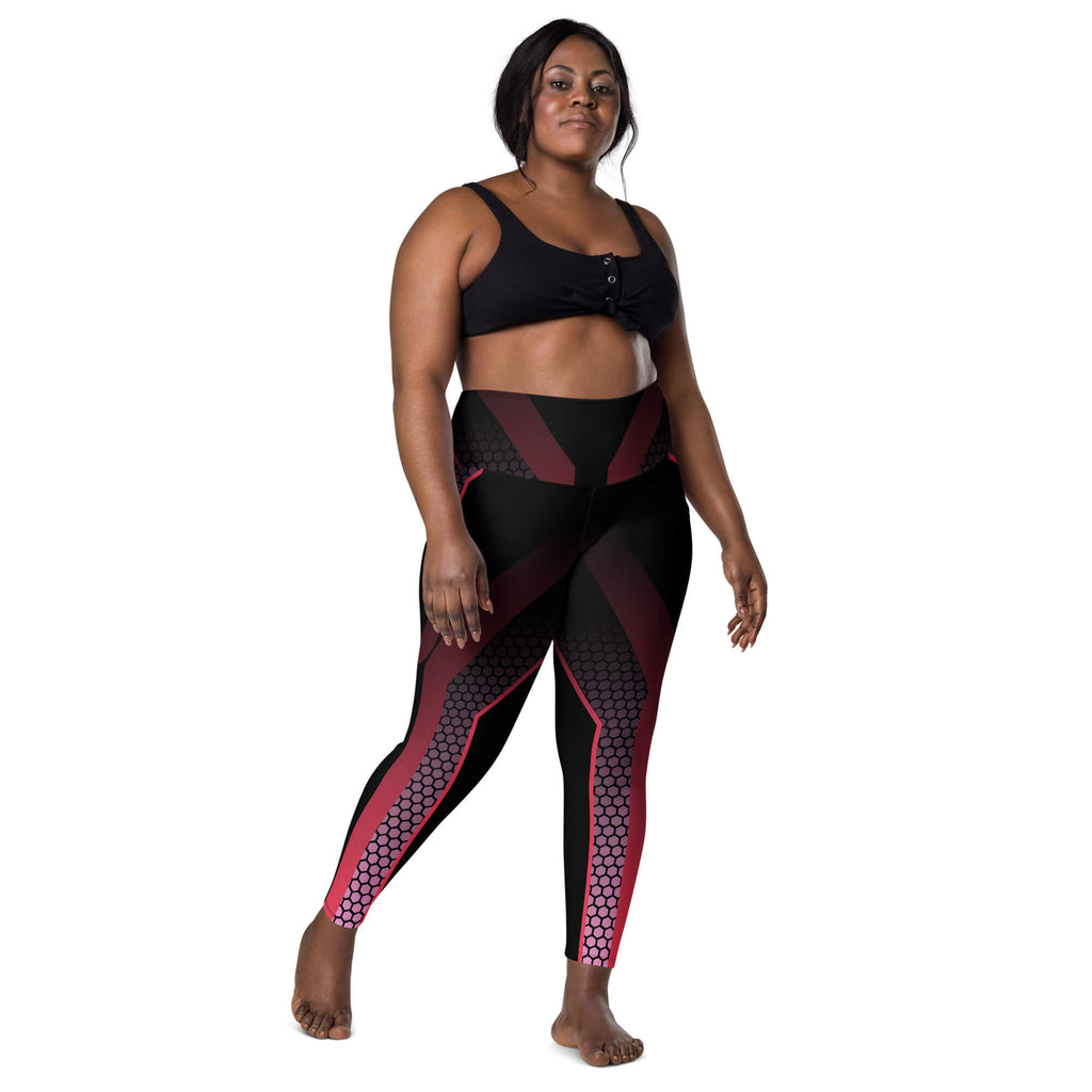 Model trägt High-Waist-Leggings mit Wabenmuster in Schwarz, Bordeaux und Pink, Vorderansicht
