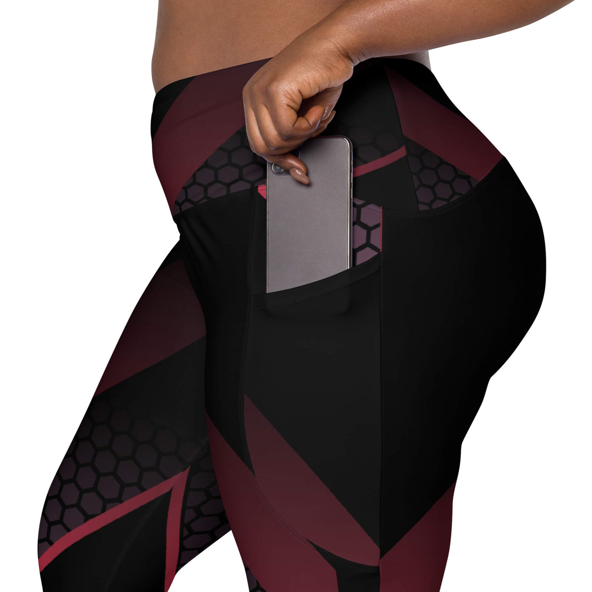 Smartphone in der Seitentasche der Leggings mit Wabenmuster in Schwarz und Bordeaux