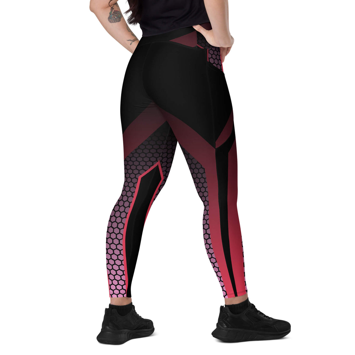 Seitliche Rückansicht der schwarz-bordeauxfarbenen Leggings mit pinken Akzenten am Model
