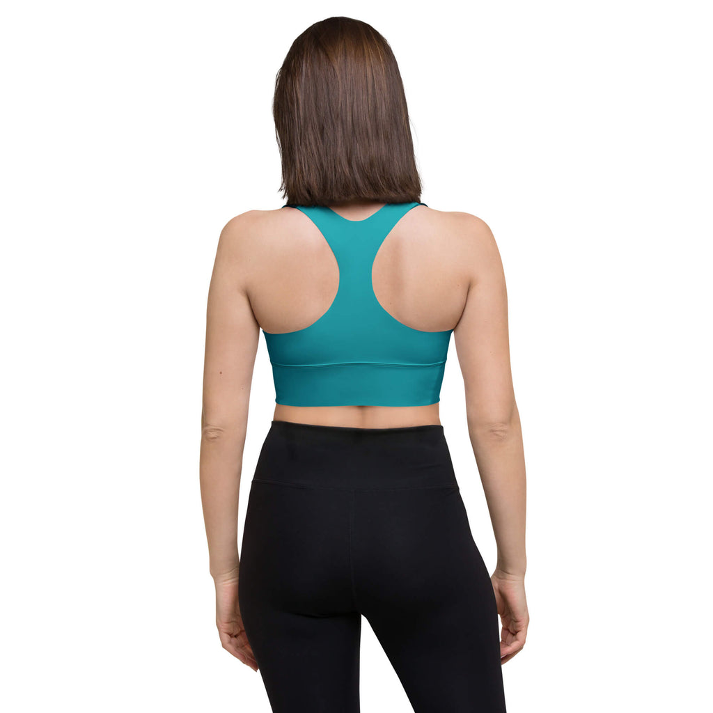 Model zeigt die Racerback-Rückseite des türkisfarbenen Longline-Sport-BHs.