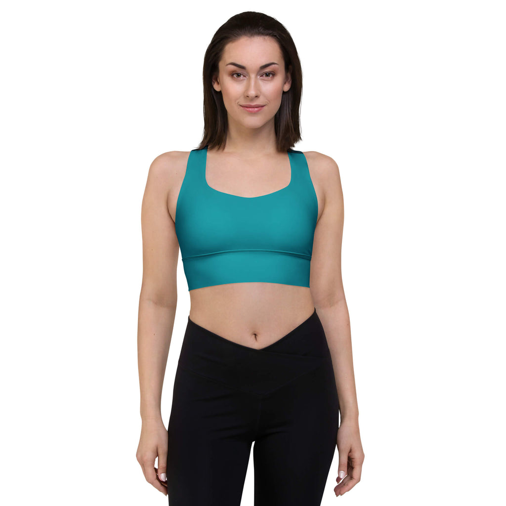 Model trägt türkisfarbenen Longline-Sport-BH mit breitem Unterbrustbund, Vorderansicht.