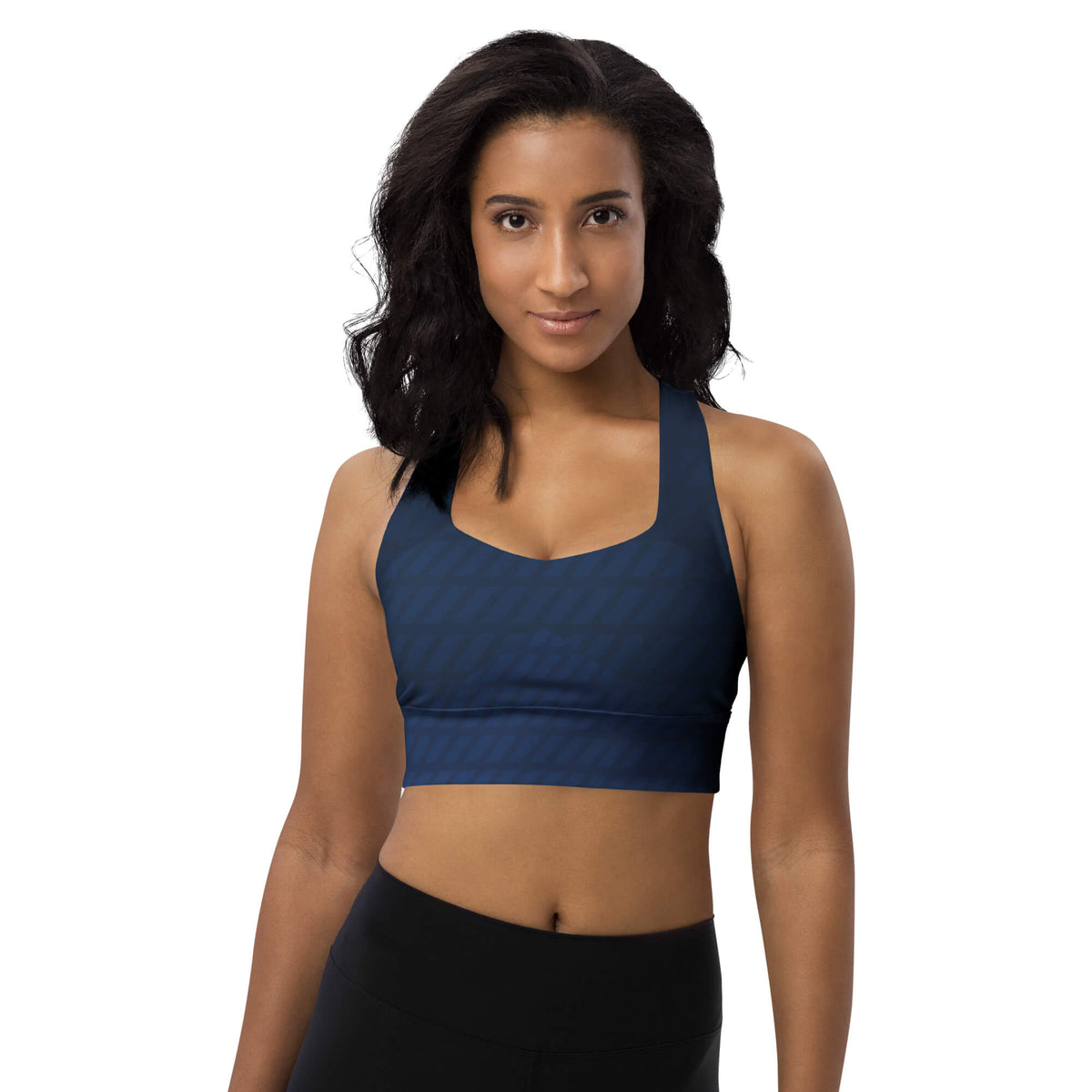 Model mit dunklen, offenen Haaren: Dunkelblauer Longline-Sport-BH mit breitem Unterbrustbund am Model, Vorderansicht.