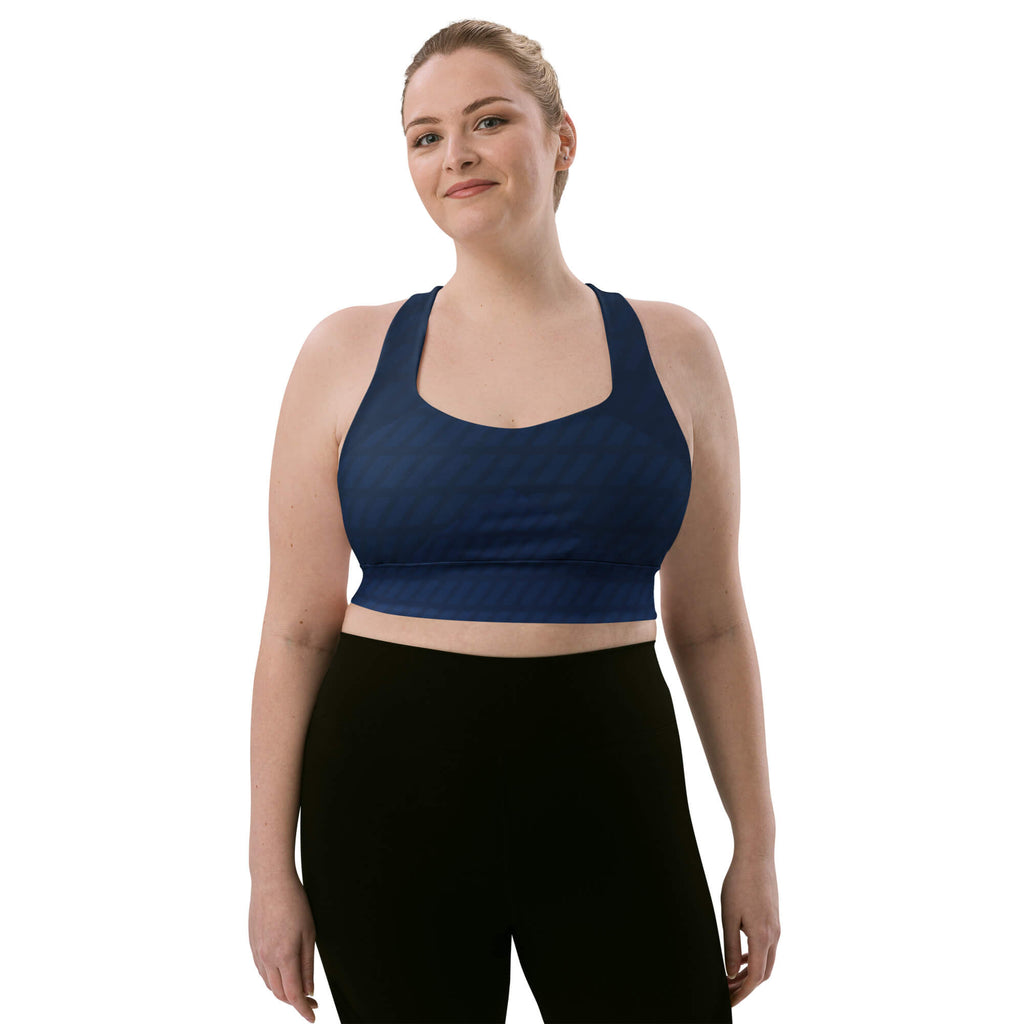 Blondes Model von vorne: Model trägt dunkelblauen Longline-Sport-BH zu schwarzen Leggings, Vorderansicht.