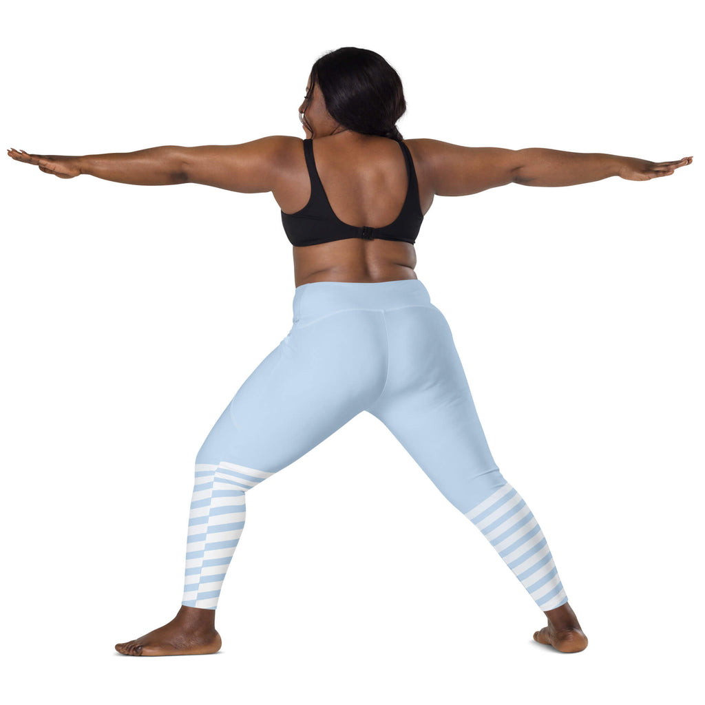 Himmelsblau Leggings Rückansicht – Yoga-Pose aktive Frauen 50+ | famora-style