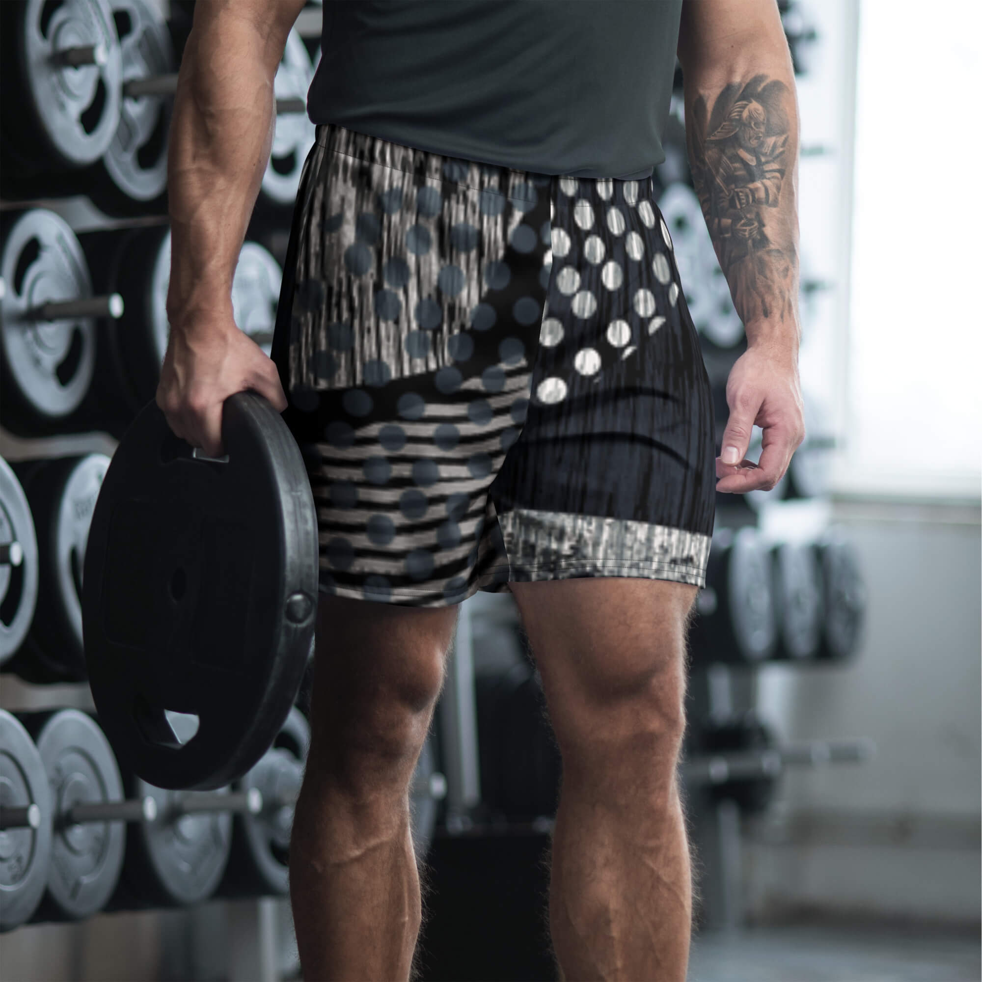 Lange Unisex Sport-Shorts mit Allover-Druck - Vorderansicht in Schwarz