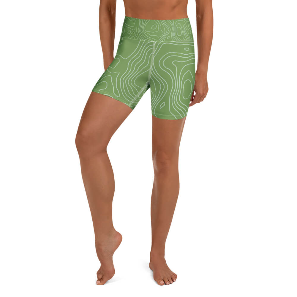 Leichtigkeit Yoga Shorts Grün Seitenansicht – elastischer Hochbund für maximalen Halt | Famora-Stil