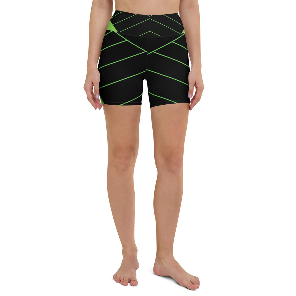 Waldkraft Yoga Shorts Schwarz-Grün getragen – Damen Activewear für Yoga & Fitness | Famora-Stil