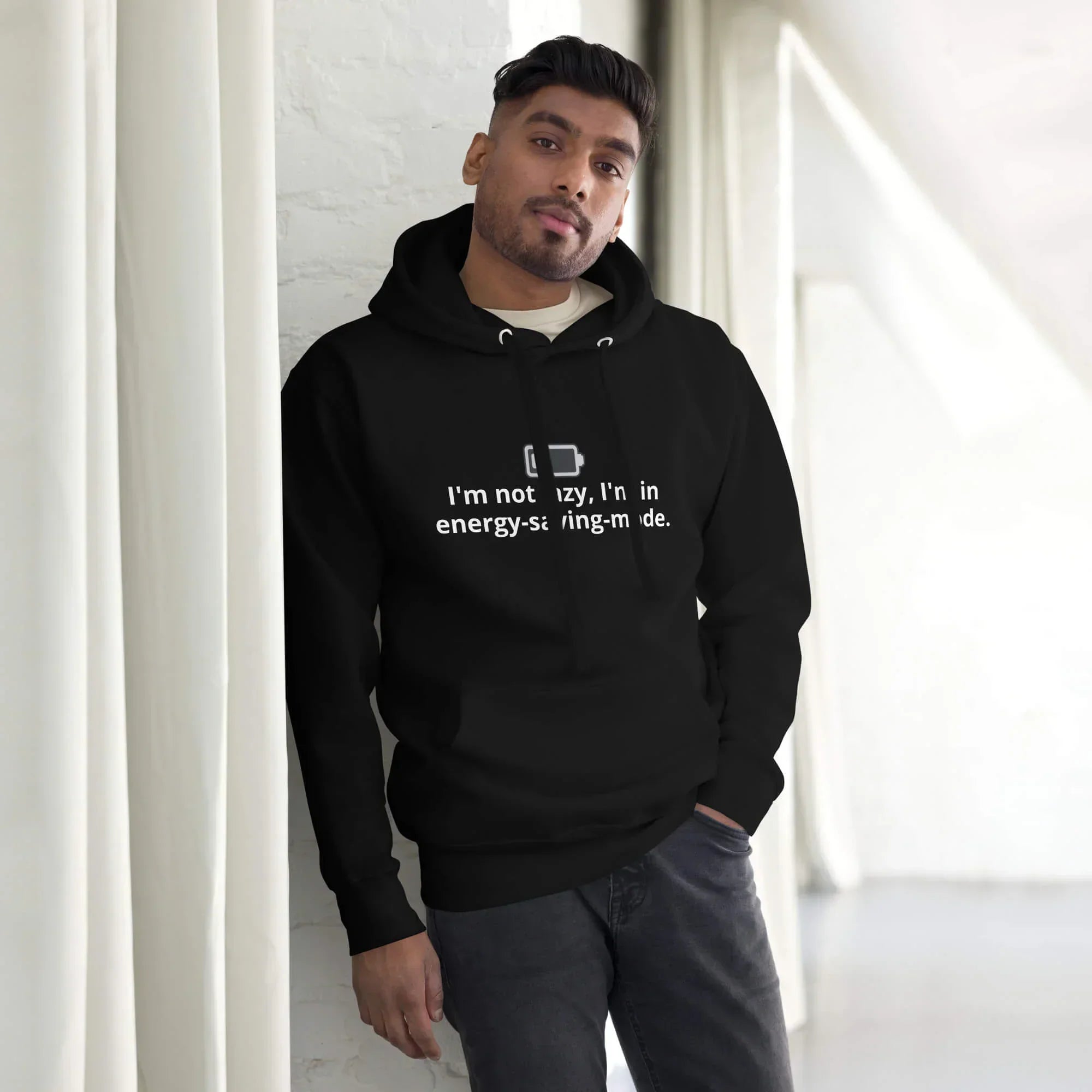  Schwarzer Unisex-Kapuzenpullover Vorderansicht - Premium Hoodie mit Kängurutasche 